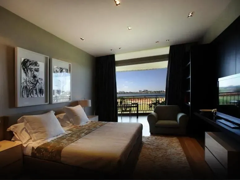 Signature Solera Apartment